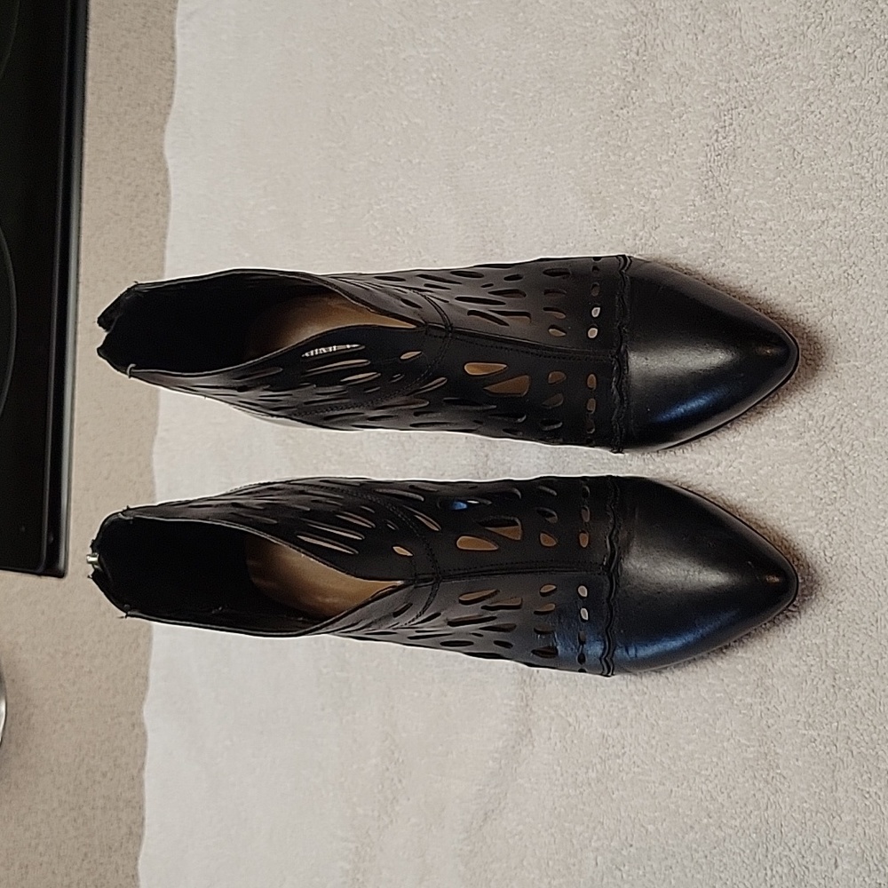Nine West Black Leather Bootie sz 7.5